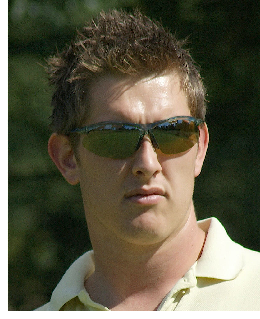 Wrap-around sunglasses for golf with green lenses