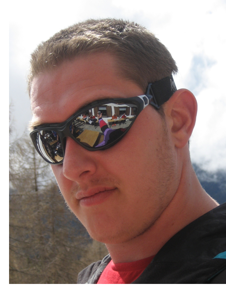 Ski sunglasses turn into goggles